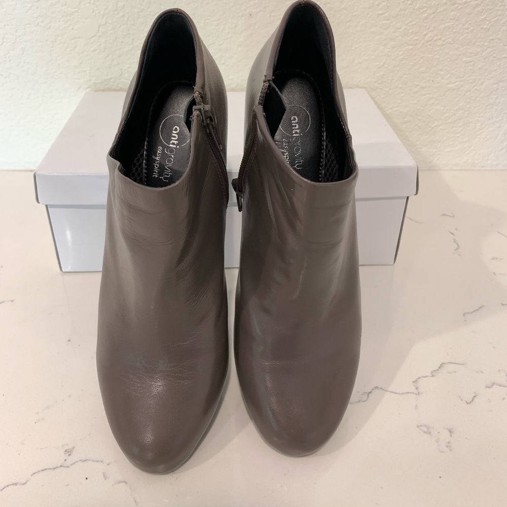 Easy Spirit Anti Gravity Ankle bootie. WMS